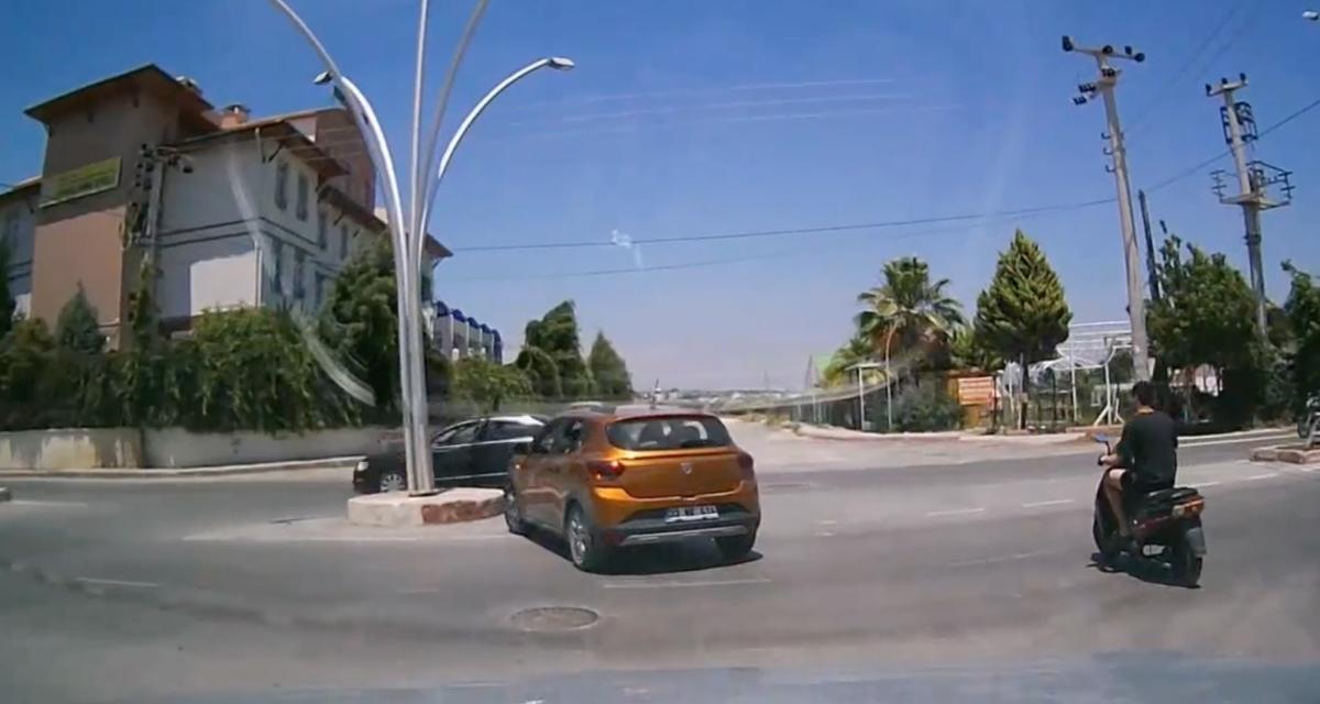 VIDEO - Obnubilé par les voitures venant de sa droite, il en oublie de regarder devant lui