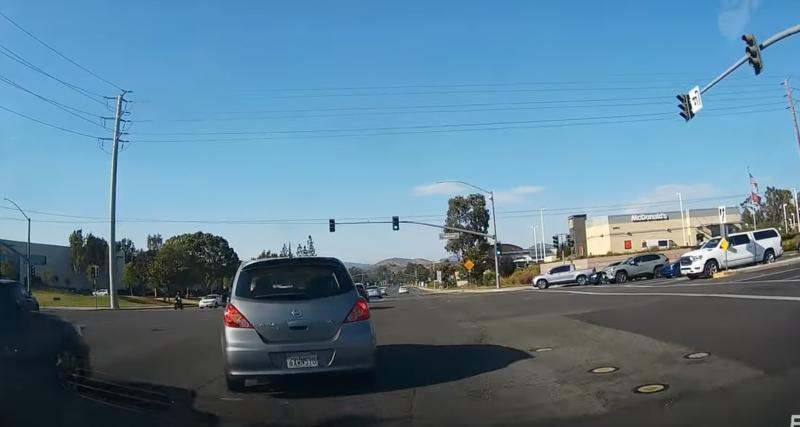  - VIDEO - Cette voiture veut absolument tourner à gauche, peu importe les obstacles sur sa route
