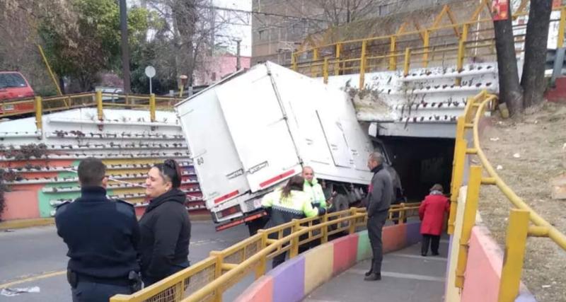  - Ce camion s'encastre sous un pont, il paraissait pourtant clair qu'il ne passerait pas