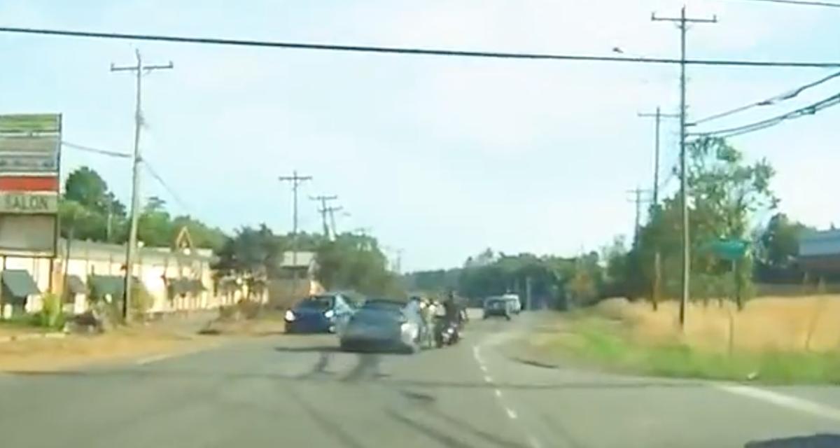 VIDEO - Frôlé par une voiture, il se maintient sur sa moto grâce à un numéro d'équilibriste