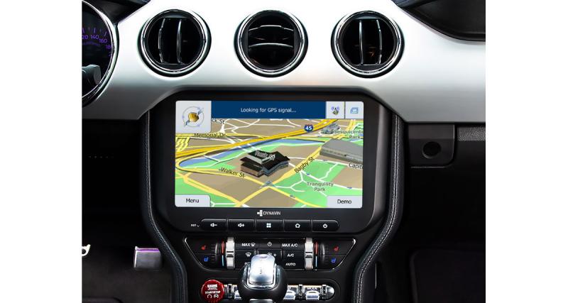  - Un autoradio Android avec CarPlay pour le Ford Mustang chez Dynavin
