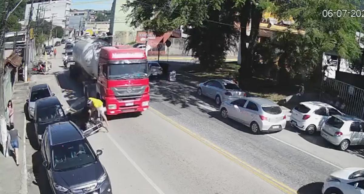 Ce motard chute à cause d'une portière ouverte d'un automobiliste, il est finalement très chanceux