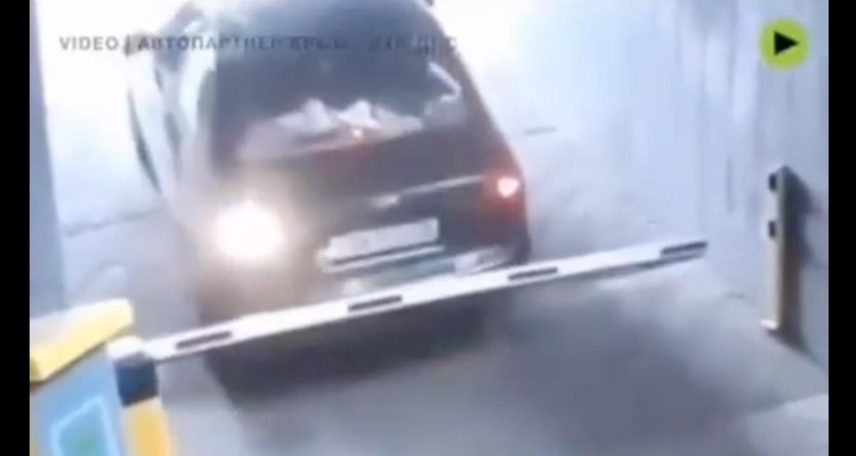 VIDEO - Cet automobiliste craque complètement après avoir franchi la barrière du parking