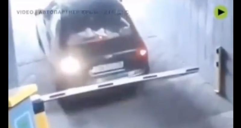  - VIDEO - Cet automobiliste craque complètement après avoir franchi la barrière du parking