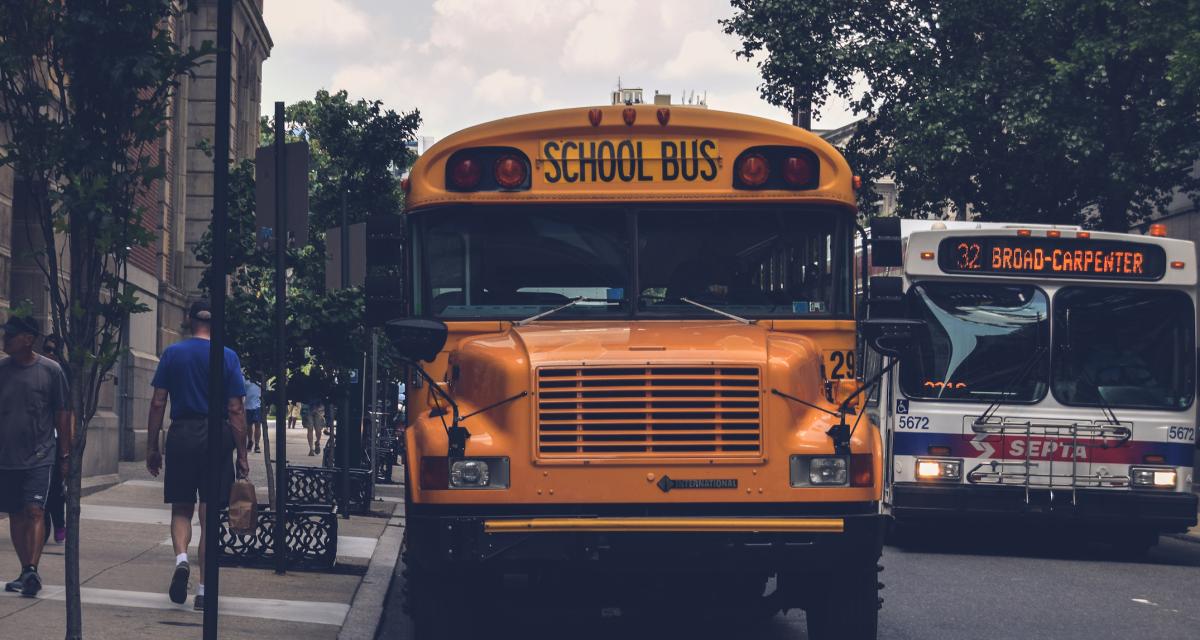 Les bus scolaires bloquent la rue pour déposer les élèves, ces automobilistes trouvent une voie alternative