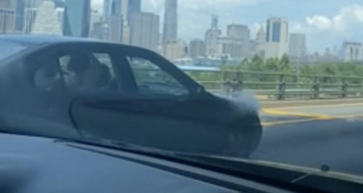 VIDEO - Cette automobiliste prend le risque de rouler sur l'autoroute, même avec un moteur en fin de vie