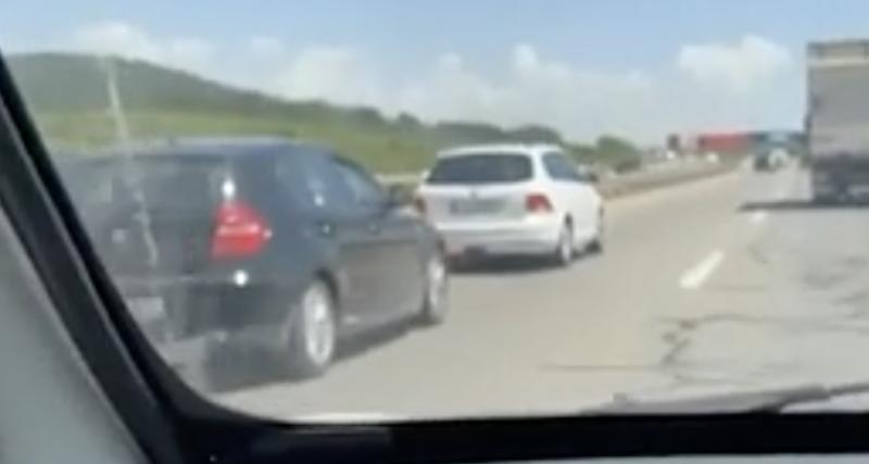  - VIDEO - Il tracte une voiture sur l'autoroute, à plus de 120 km/h