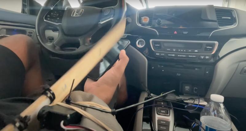 Cette invention empêche les automobilistes de regarder leur téléphone au volant, brutale mais efficace