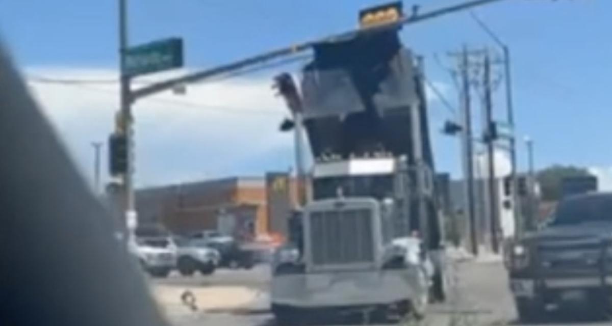 VIDEO - Ce camion roule avec la benne relevée, ça coince au carrefour malgré son acharnement