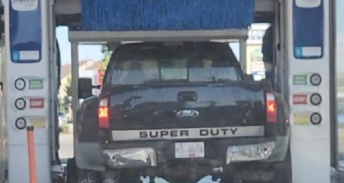 VIDEO - Ce pick-up est trop gros pour le car-wash, il casse tout sur son passage