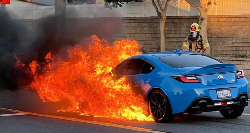 Quelques heures après sa sortie du garage, cette Toyota GR86 prend totalement feu !
