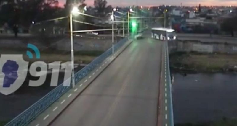  - VIDEO - Il grille un feu rouge et envoie un bus par-dessus un pont !