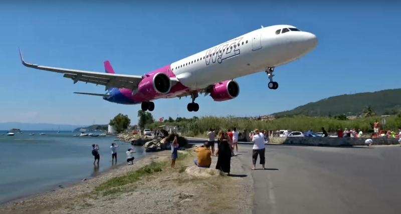  - Il ne vaut mieux pas rouler sous cet avion qui se pose sur l'île de Skiathos, en Grèce