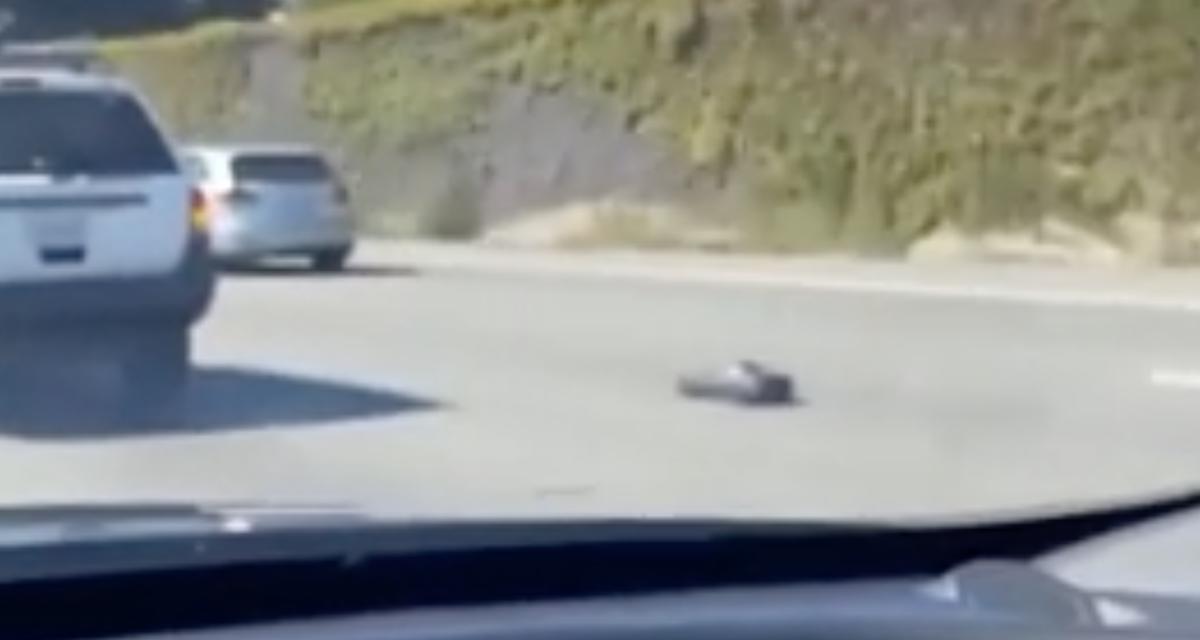VIDEO - Il fait rouler sa voiture télécommandée sur l'autoroute, elle bombarde