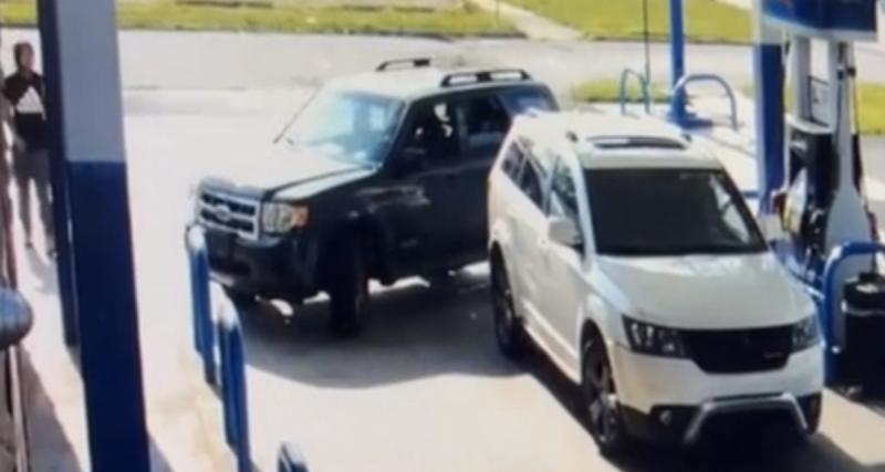  - VIDEO - Pas doué, cet automobiliste galère pour mettre de l’essence dans sa voiture…