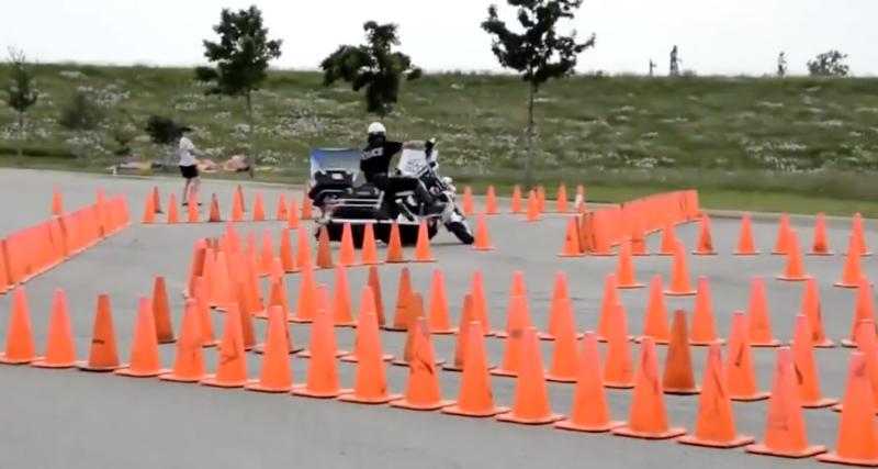  - VIDEO - Ce policier à moto réussit à la perfection son épreuve du slalom