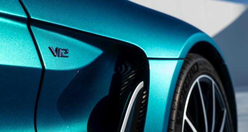 Aston Martin V12 Vantage Roadster (2022) : la dernière supercar à moteur V12 de la marque tombe le haut - Aston Martin V12 Vantage (2022)