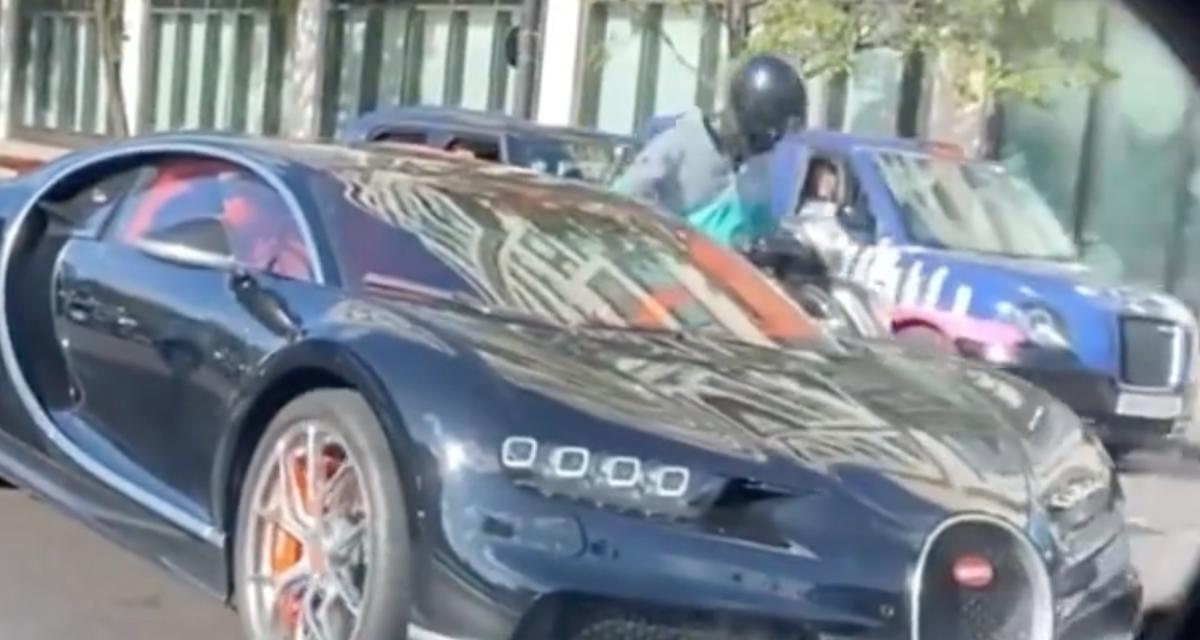 VIDEO - Deux scooters attaquent une Bugatti au marteau, elle s'en sort vraiment bien