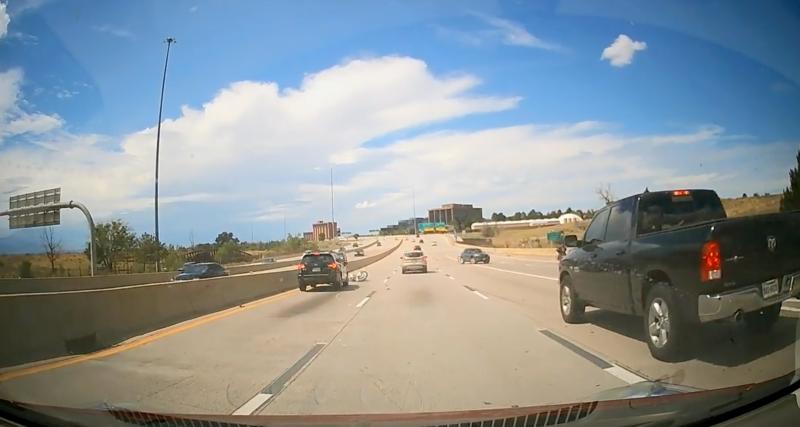  - VIDEO - Ce motard glisse lors de son entrée sur l'autoroute, il met une énorme pagaille