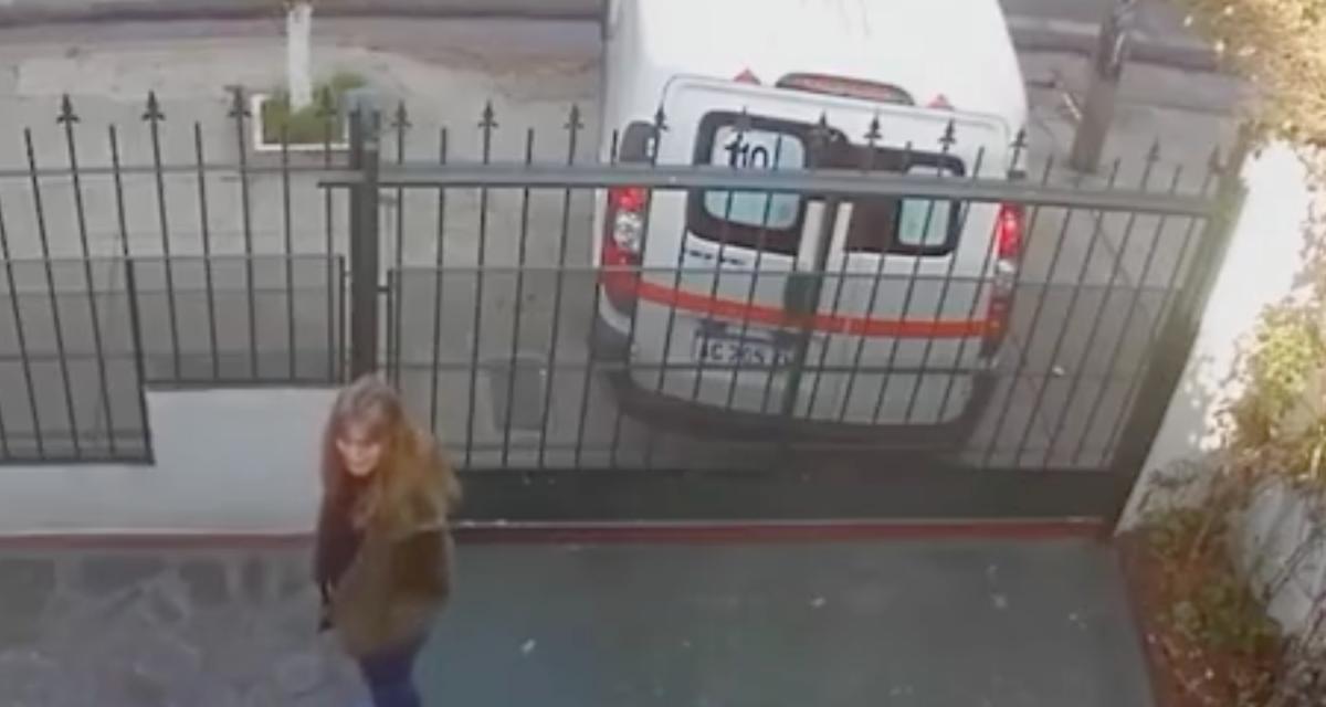 VIDEO - En pleine balade, elle se fait coincer par une ambulance et un portail automatique