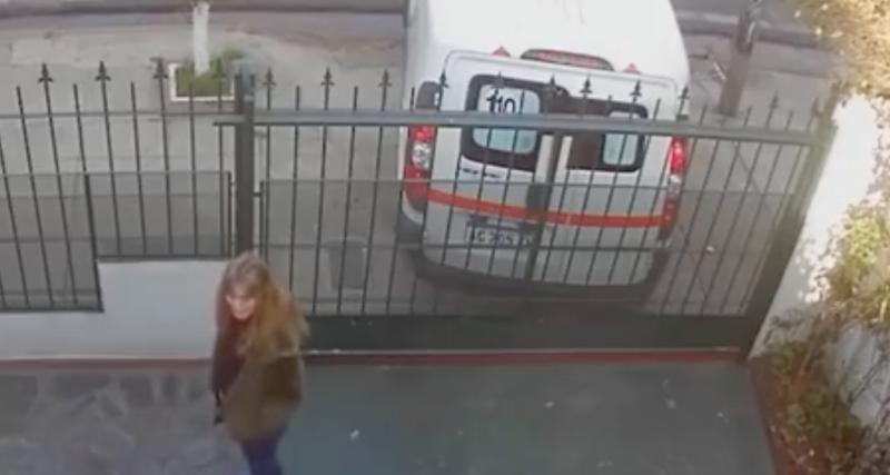  - VIDEO - En pleine balade, elle se fait coincer par une ambulance et un portail automatique