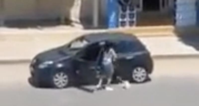  - Elle danse à côté de sa voiture pendant qu'elle roule et perd son sac, le scooter derrière elle est sans pitié