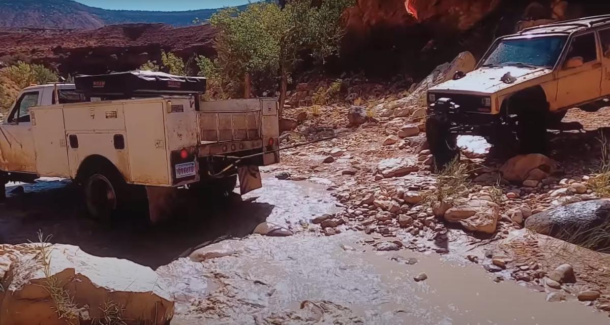 VIDEO - À bord de sa Jeep Cherokee, il sauve toutes les voitures coincées dans un canyon