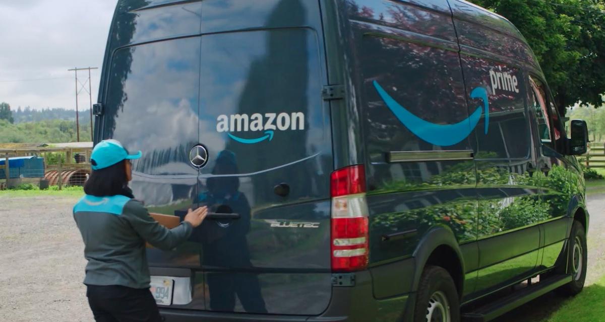 Ce livreur Amazon néglige le portail avec son fourgon, il ne se doute pas que la scène est filmée