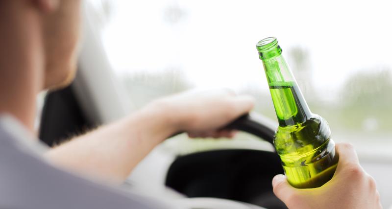  - Trahi par la dashcam d’un autre automobiliste, il perd son permis pour avoir bu de la bière au volant