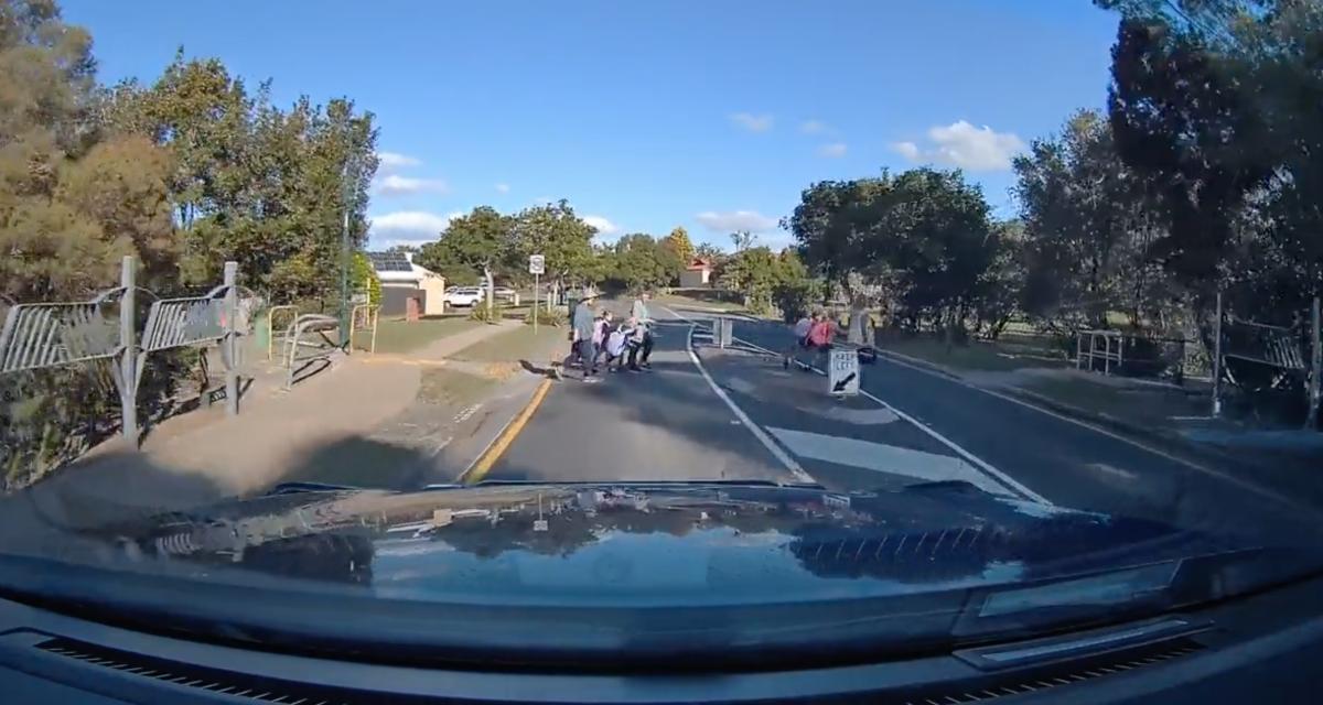 VIDEO - La réaction de cet automobiliste face à des enfants qui traversent est juste ahurissante