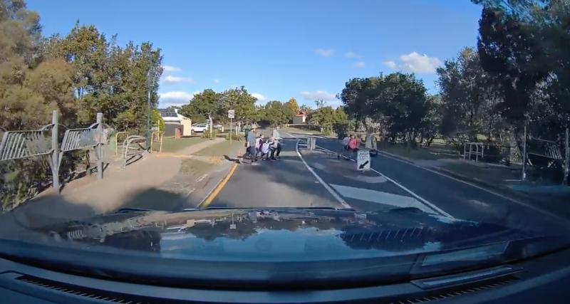  - VIDEO - La réaction de cet automobiliste face à des enfants qui traversent est juste ahurissante