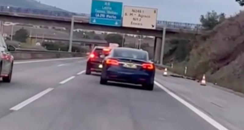  - VIDEO - Malgré les nombreux assauts de la Tesla, cet automobiliste est impossible à dépasser !