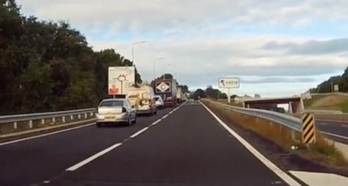 VIDEO - Les automobilistes sont bloqués pour sortir de l'autoroute, lui se veut plus opportuniste