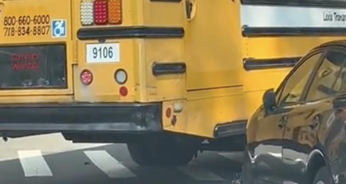VIDEO - Là où ce chauffeur de bus scolaire passe, les voitures trépassent