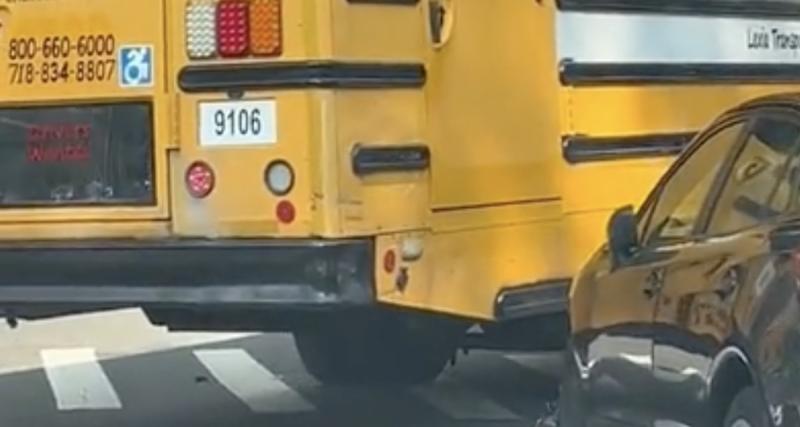  - VIDEO - Là où ce chauffeur de bus scolaire passe, les voitures trépassent