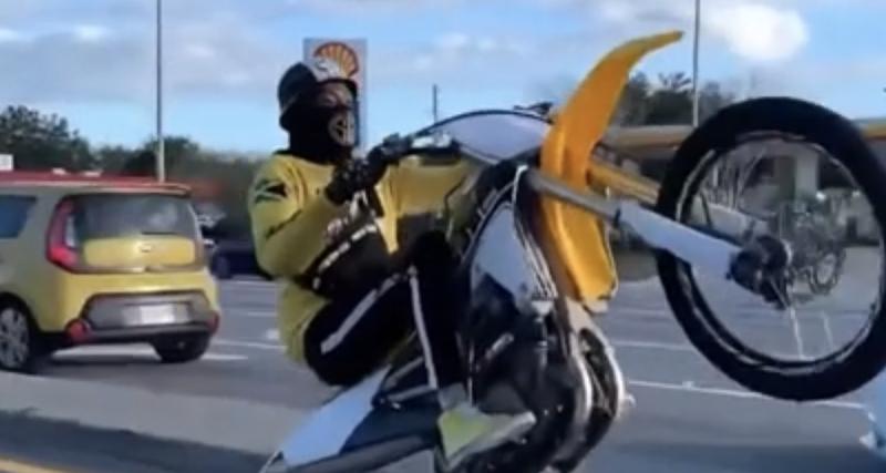  - VIDEO - Il tente une roue arrière sur sa motocross, il la termine sur le train arrière