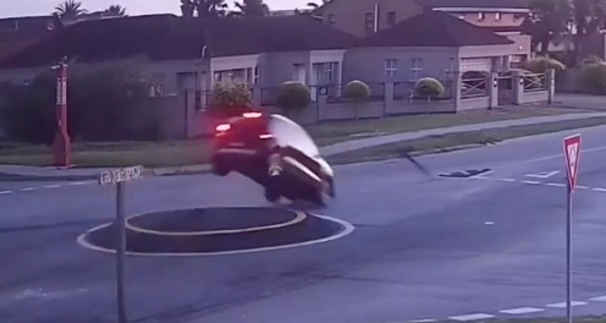 VIDEO - Cet automobiliste n'a pas compris le concept des ronds-points, c'est sa voiture qui déguste