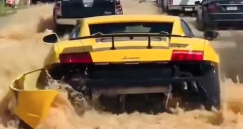  - Cette Lamborghini roule sur une route inondée, son pare-chocs arrière ne résiste pas