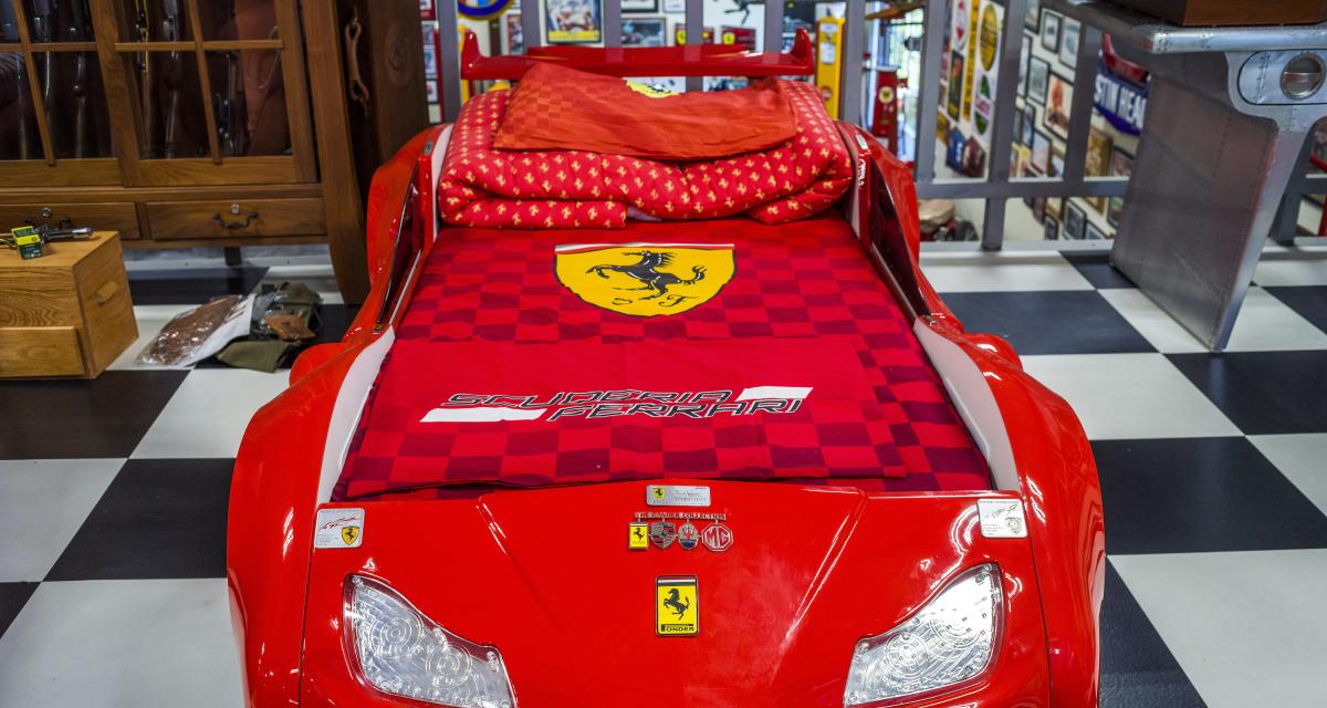 Ce lit Ferrari pour enfant s'est vendu pour 5000$, la signature de Michael Schumacher y est apposée