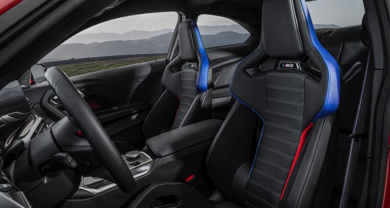 BMW M2 (2022) : la sportive bavaroise se dévoile, voici sa fiche technique, son prix et ses photos - Un cockpit de voiture de course pour cette M2