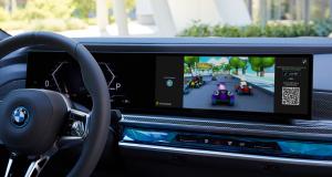Grâce au Curved Display, BMW va proposer des jeux vidéo à bord de ses voitures