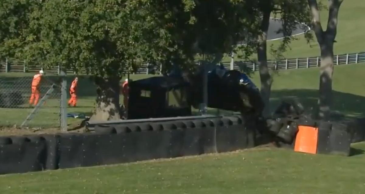 VIDEO - Deux voitures du BTCC s'accrochent dans un virage, l'une d'elles finit dans les arbres