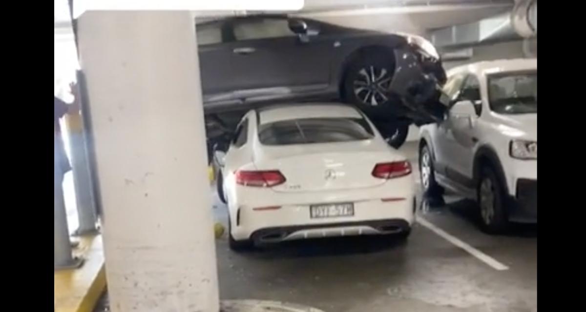 Faute de place sur le parking, cette Honda fait le choix de grimper sur une Mercedes
