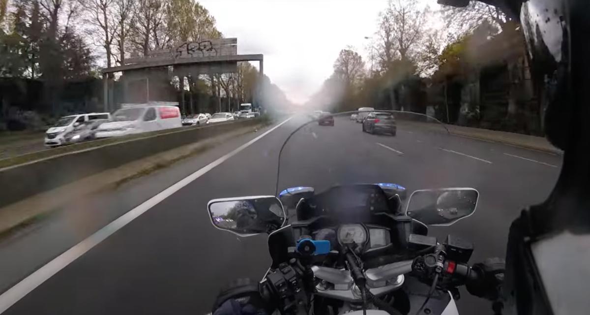 VIDEO - Ce motard de la police nationale escorte une ambulance dans Paris, pas une partie de plaisir