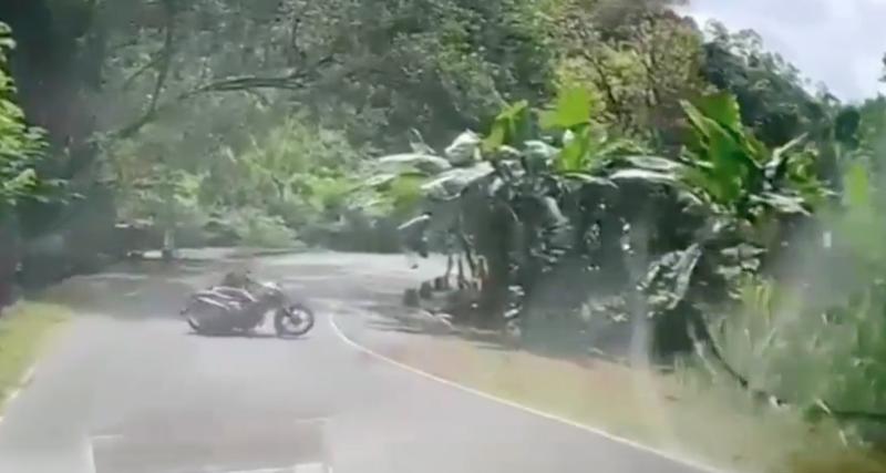  - VIDEO - Ce motard sort trop vite du virage, une chute digne d’un pilote de MotoGP