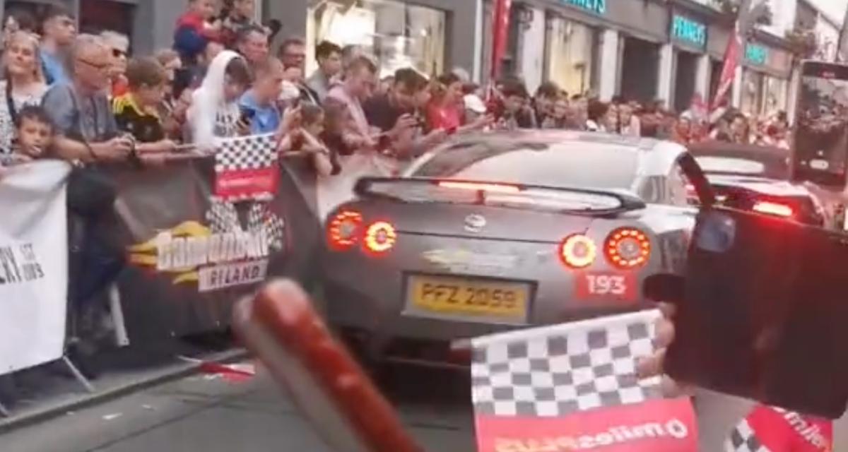 VIDEO - Cette Nissan GT-R refait le pare-chocs arrière d'une Aston Martin DBS, pas de chance c'était lors d'une parade automobile