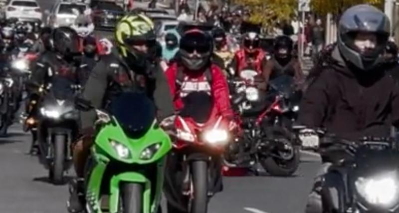  - VIDEO - Cette moto trouve le moyen de se faire remarquer au milieu d’une parade de deux-roues