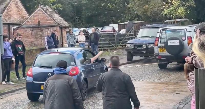  - VIDEO - Cette Clio est coincée sur une route inondée, la voiture qui la remorque ne va pas franchement l'aider