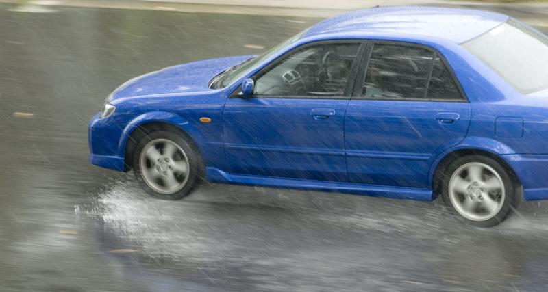  - Cette voiture roule probablement trop vite sous la pluie, l'aquaplaning n’est qu’une issue logique