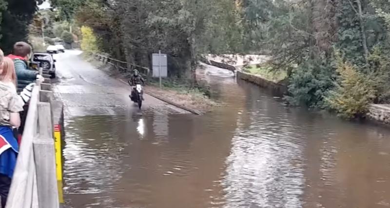  - Un motard se risque à traverser une route inondée à pleine vitesse, gamelle d’anthologie à la clé
